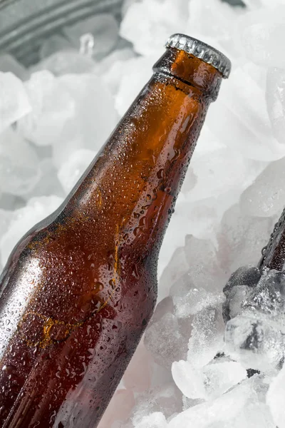 Soğuk Buz Gibi Bira Şişeleri Ile Buz Soğutucuda — Stok fotoğraf