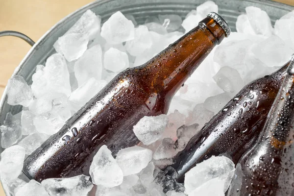 Bottiglie Birra Fredda Ghiacciata Dispositivo Raffreddamento Con Ghiaccio — Foto Stock