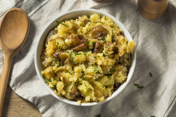 Cremoso Fatto Casa Patate Schiacciate Con Erba Cipollina Burro — Foto Stock