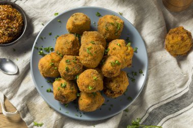 Kızarmış baharatlı hardal ile ev yapımı Hollanda Bitterballen
