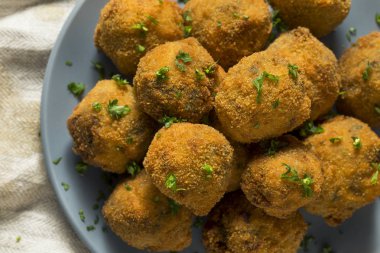Kızarmış baharatlı hardal ile ev yapımı Hollanda Bitterballen