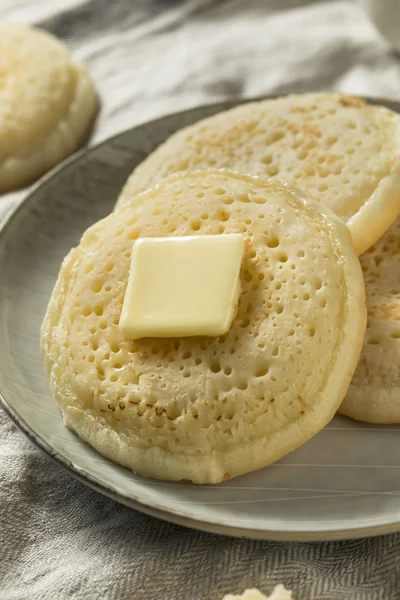 Crumpets Britânicos Grelhados Caseiros Com Manteiga Para Café Manhã — Fotografia de Stock