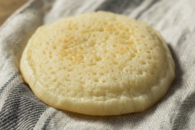 Kahvaltı için tereyağı ile ev yapımı ızgara İngiliz Crumpets