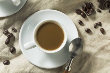 Karanlık Espresso kahve içmek bir kaba