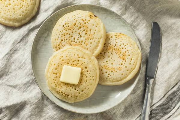 Crumpets Britanniques Grillés Faits Maison Avec Beurre Pour Petit Déjeuner — Photo