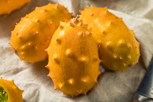 Naranja Cruda Orgánica Kiwano Melones Con Cuernos Listo Para Comer —  Fotos de Stock