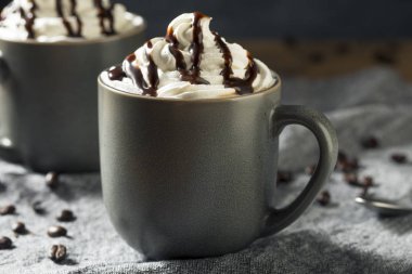 Sıcak Mocha buzlu kahve krem şanti ile