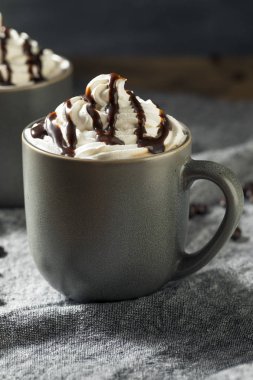 Sıcak Mocha buzlu kahve krem şanti ile