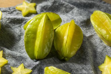 Sağlıklı çiğ sarı Starfruit yemeye hazır