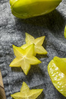 Sağlıklı çiğ sarı Starfruit yemeye hazır