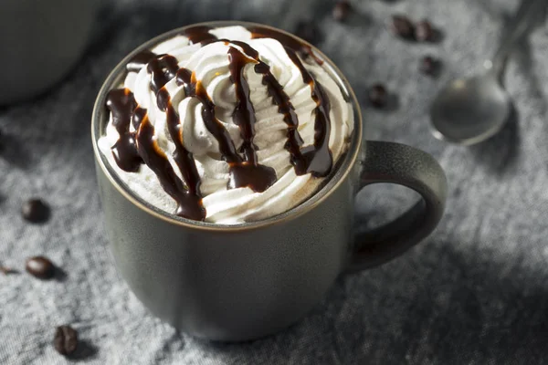 温热的摩卡冰咖啡加鲜奶油 — 图库照片