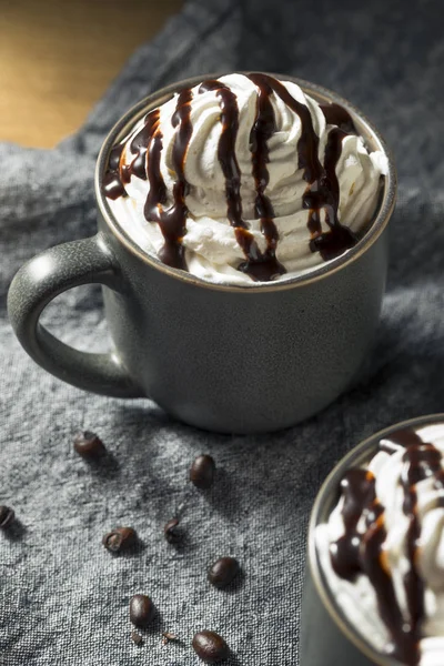 温热的摩卡冰咖啡加鲜奶油 — 图库照片