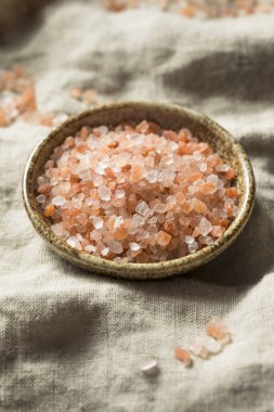 Ham organik Himalaya deniz tuzu bir kabın içinde