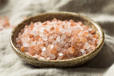 Ham organik Himalaya deniz tuzu bir kabın içinde