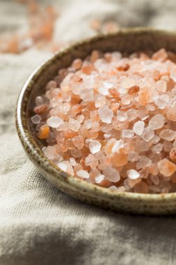 Ham organik Himalaya deniz tuzu bir kabın içinde