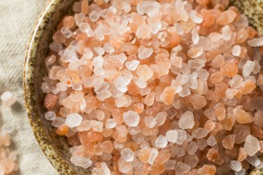 Ham organik Himalaya deniz tuzu bir kabın içinde