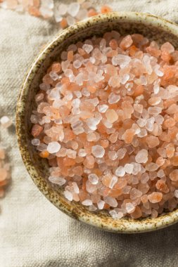 Ham organik Himalaya deniz tuzu bir kabın içinde