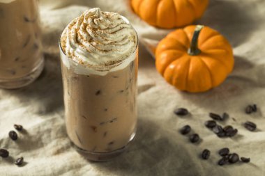 Buzlu tatlı ferahlatıcı sonbahar kabak Spice Latte Kahve krem şanti ile