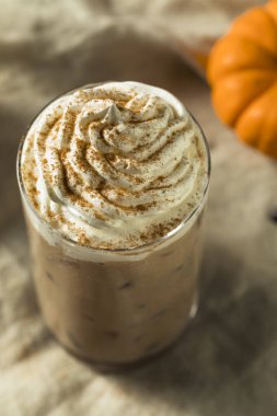 Buzlu tatlı ferahlatıcı sonbahar kabak Spice Latte Kahve krem şanti ile