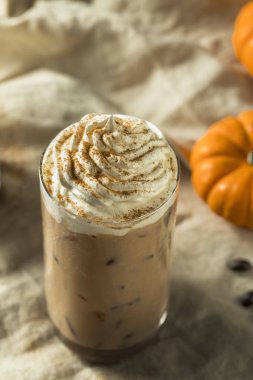 Buzlu tatlı ferahlatıcı sonbahar kabak Spice Latte Kahve krem şanti ile