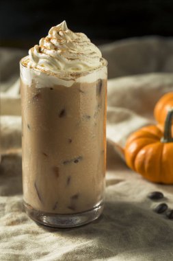Buzlu tatlı ferahlatıcı sonbahar kabak Spice Latte Kahve krem şanti ile