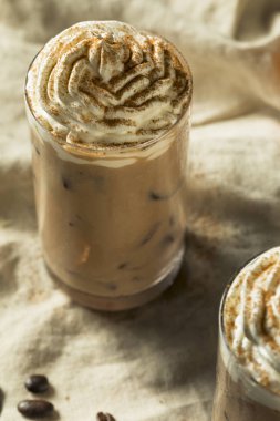 Buzlu tatlı ferahlatıcı sonbahar kabak Spice Latte Kahve krem şanti ile
