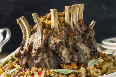 Ev yapımı Holiday Crown doldurma ve et suyu ile Kızartma domuz