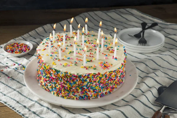 Hausgemachte Süße Geburtstagstorte Mit Kerzen Zum Servieren — Stockfoto
