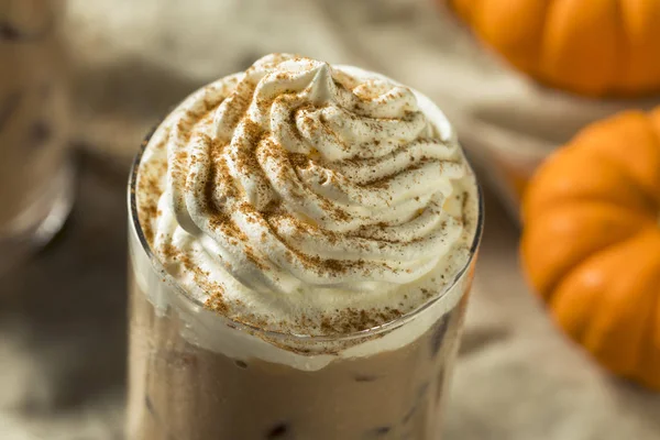 Süße Erfrischende Herbst Kürbis Gewürz Latte Eiskaffee Mit Schlagsahne — Stockfoto