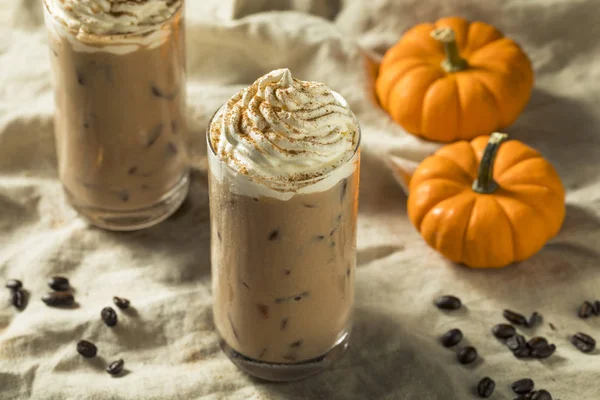 Dolce Rinfrescante Autunno Zucca Spezie Latte Caffè Freddo Con Panna — Foto Stock