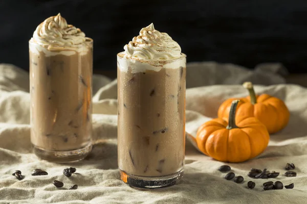 Sladký Osvěžující Podzimní Pumpkin Spice Latte Ledová Káva Šlehačkou — Stock fotografie