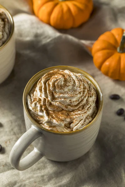 ホイップ クリームと甘い秋パンプキン スパイス コーヒー — ストック写真