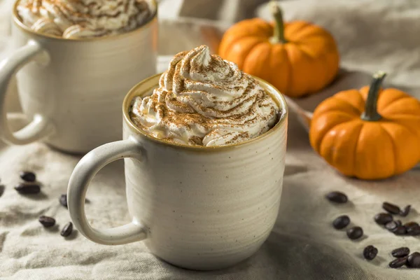 Süßer Herbst Kürbis Gewürz Latte Kaffee Mit Schlagsahne — Stockfoto