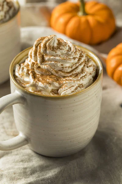 Sweet Autumn Pumpkin Spice Café Latte Com Creme Chicoteamento — Fotografia de Stock