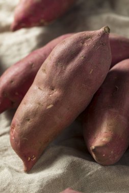 Çiğ kırmızı organik Japon tatlı patates tatlı patates