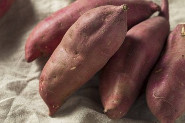 Çiğ kırmızı organik Japon tatlı patates tatlı patates