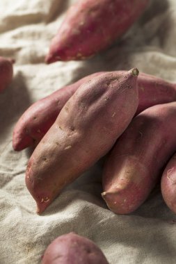 Çiğ kırmızı organik Japon tatlı patates tatlı patates