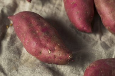 Çiğ kırmızı organik Japon tatlı patates tatlı patates