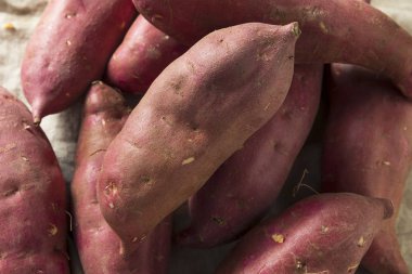 Çiğ kırmızı organik Japon tatlı patates tatlı patates