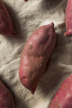 Çiğ kırmızı organik Japon tatlı patates tatlı patates