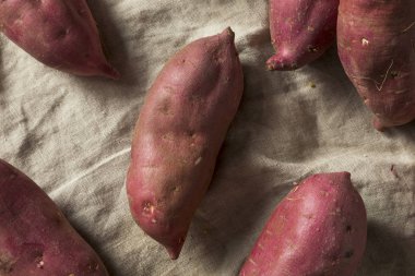 Çiğ kırmızı organik Japon tatlı patates tatlı patates