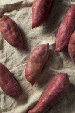 Çiğ kırmızı organik Japon tatlı patates tatlı patates