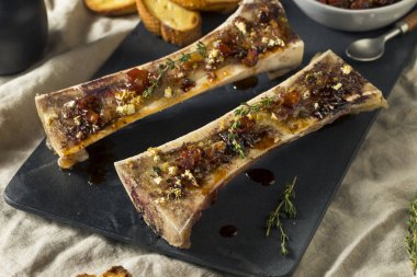 Ev yapımı kavrulmuş et kemik iliği kekik ve limon ile