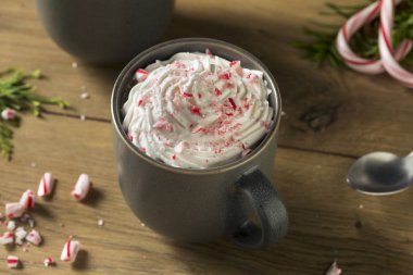 Tatlı nane sıcak kahve Mocha krem şanti ile