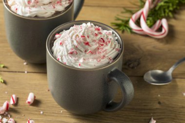 Tatlı nane sıcak kahve Mocha krem şanti ile