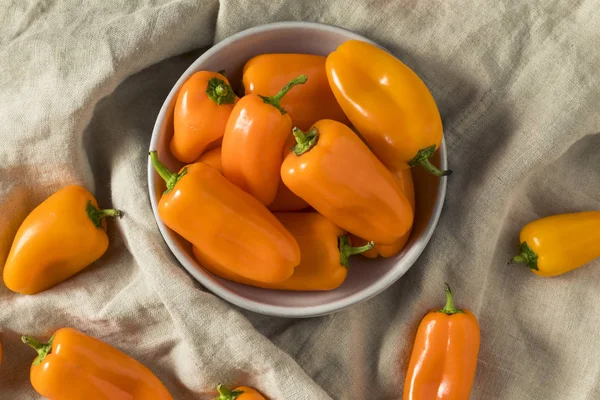 Pimentos Laranja Doce Orgânicos Crus Prontos Para Comer — Fotografia de Stock