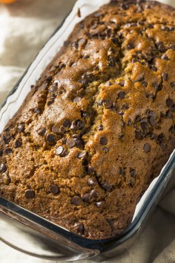 Ev yapımı çikolatalı kabak ekmek yemeye hazır