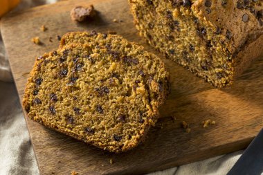 Ev yapımı çikolatalı kabak ekmek yemeye hazır