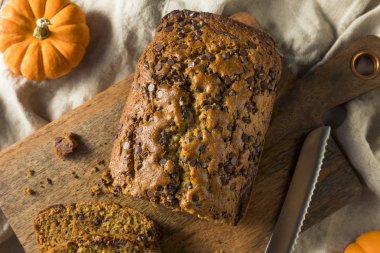 Ev yapımı çikolatalı kabak ekmek yemeye hazır