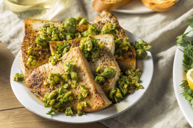 Ev yapımı ızgara Swordfish biftek zeytin tepesi ile